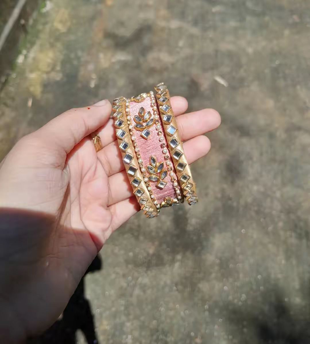 গোলাপি এবং সিলভার কালার কম্বিনেশন কুন্দনে হ্যানমেড চুড়ি সেট 3