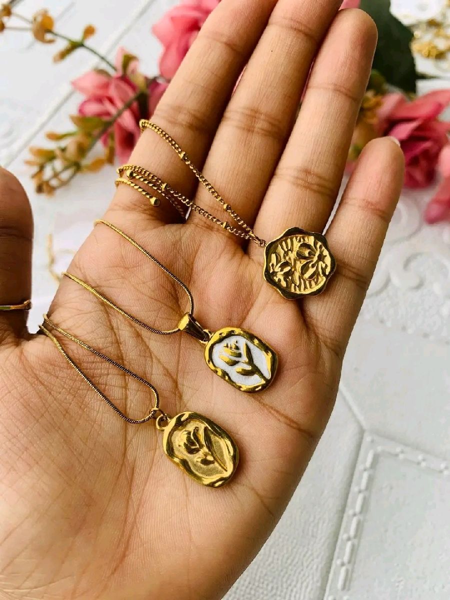 Stainless steel neckpiece✨ 3