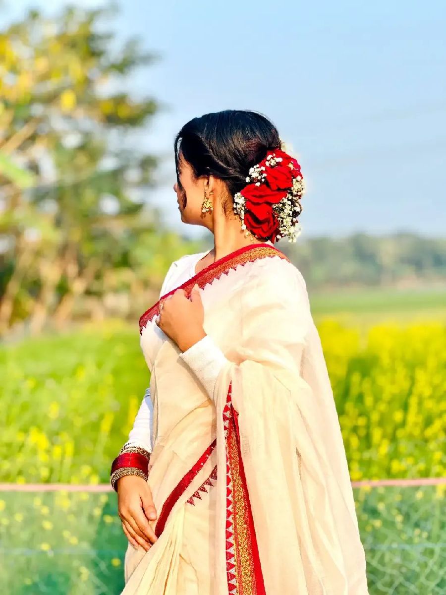 সাদা-লাল পূজা স্পেশাল শাড়ি 2