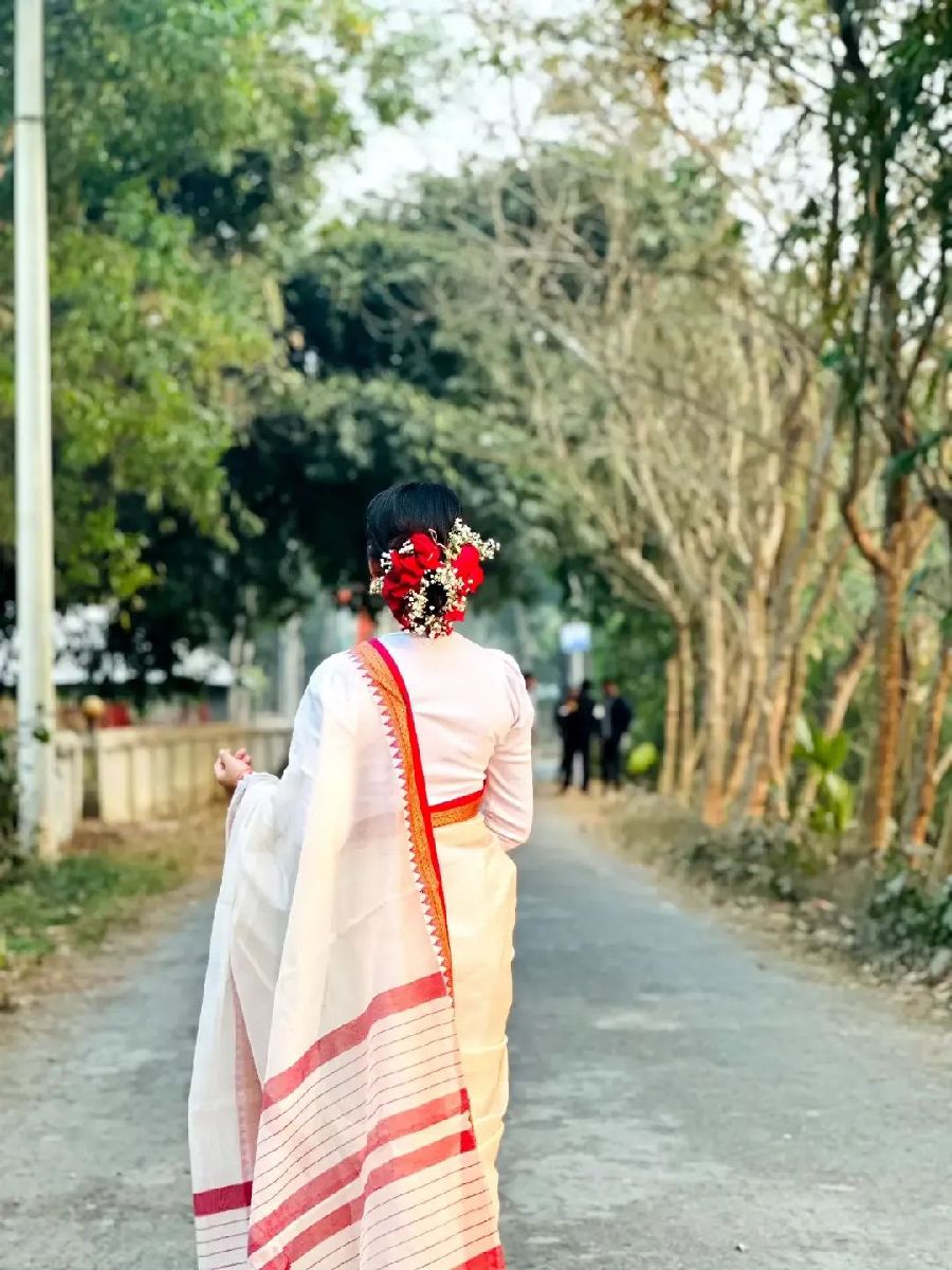 সাদা-লাল পূজা স্পেশাল শাড়ি 3