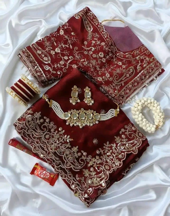 নকশি পাড়ের মেরুন শাড়ি, 2