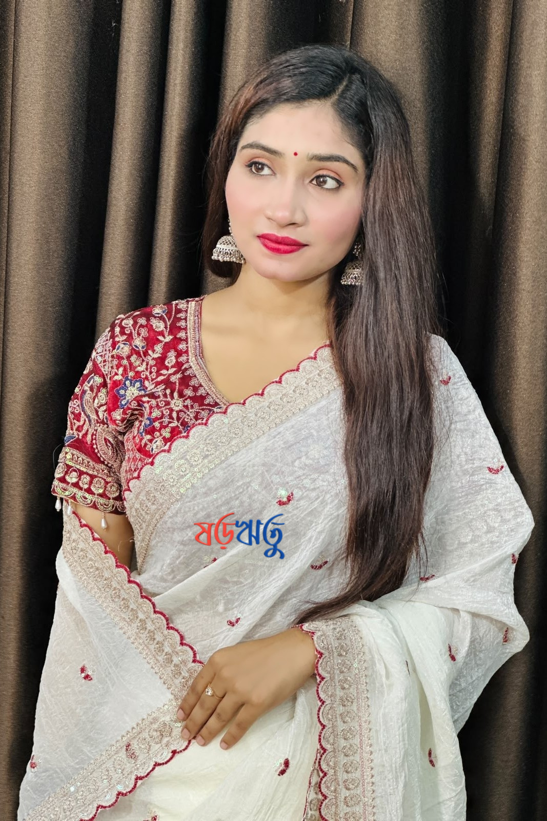 হোয়াইট & মেরুন ক্লাসিক শাড়ি-2 3