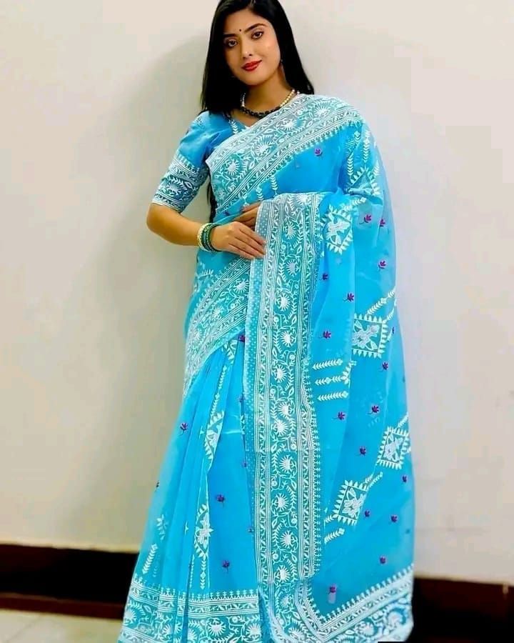 পূজা স্পেশাল আকাশি নীল প্রিন্টেড শাড়ি বাঙালি নারীদের উৎসবের সাজের জন্য একটি আকর্ষণীয় কালেকশন। শাড়িটির উজ্জ্বল আকাশি নীল রঙের জমিনে রয়েছে সাদা রঙের নান্দনিক ফুলেল ও ঐতিহ্যবাহী প্রিন্টের কাজ। শাড়ির পাড় ও আঁচলজুড়ে থাকা সুন্দর নকশা এর সৌন্দর্যকে আরও বাড়িয়ে তুলেছে।আকাশি নীল রঙের সঙ্গে সাদা নকশার চমৎকার সমন্বয় শাড়িটিকে করে তুলেছে মার্জিত ও দৃষ্টিনন্দন। দুর্গাপূজার অষ্টমী, নবমী, দশমী, পূজামণ্ডপে ঘোরাঘুরি কিংবা পারিবারিক অনুষ্ঠানে এই শাড়ি পরা যেতে পারে।