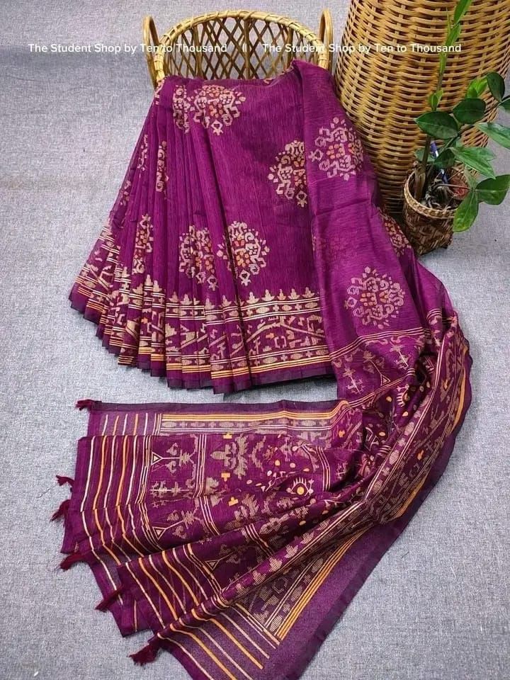 Half Silk Screen Print Saree-এটি একটি দৃষ্টিনন্দন হাফ সিল্ক প্রিন্ট শাড়ি।-নরম ও আরামদায়ক হাফ সিল্ক ফেব্রিক দিয়ে তৈরি।-পুরো শাড়িতে রয়েছে সূক্ষ্ম ও আকর্ষণীয় জামদানি প্রিন্ট ডিজাইন।-হালকা ও সহজে পরার মতো, দৈনন্দিন ব্যবহার ও অনুষ্ঠান—দুই ক্ষেত্রেই উপযোগী।-শাড়িটি পরলে আনে স্টাইলিশ ও এলিগ্যান্ট লুক।