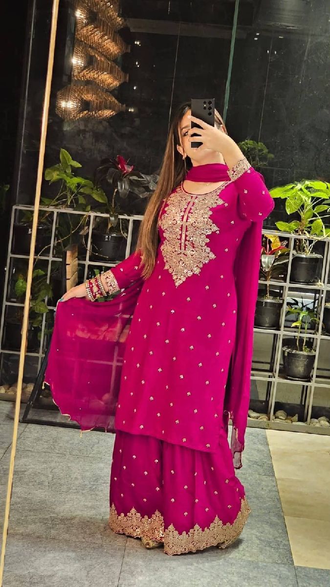 জমকালো ও আকর্ষণীয় ডিজাইনের এই এক্সক্লুসিভ গারারা ড্রেসটি যেকোনো উৎসব, পার্টি বা বিশেষ অনুষ্ঠানের জন্য দারুণ মানানসই।