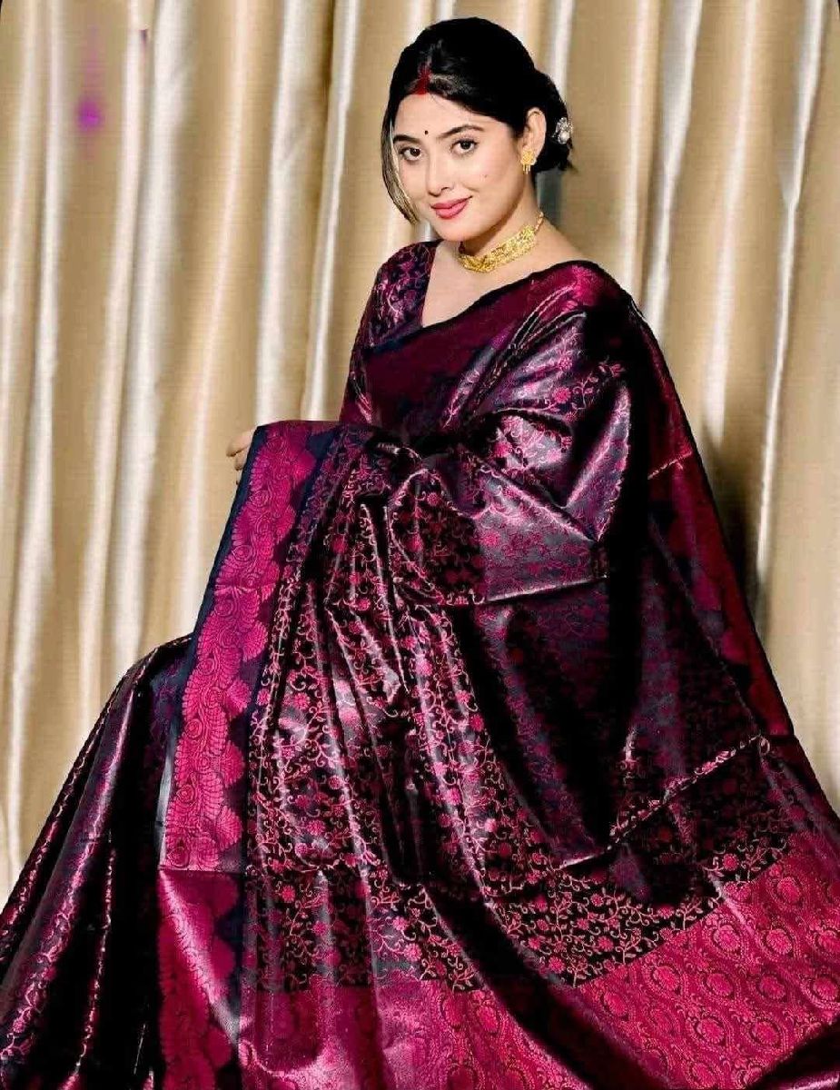 আর শাড়ির সবচেয়ে নজরকাড়া আকর্ষণ—💗 Vibrant Pink Pleated Pallu, যা পুরো লুকটিকে দিয়েছে একটি bold yet elegant finishing touch.