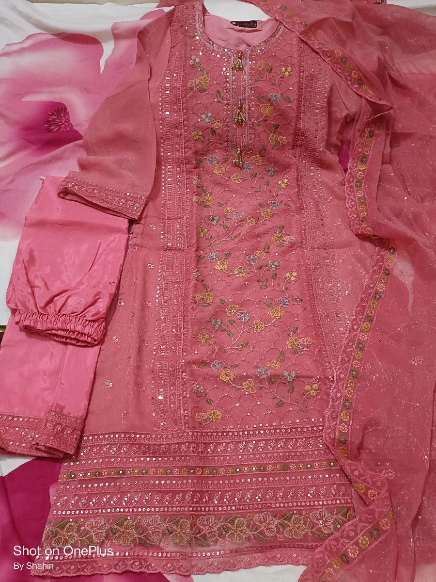 গর্জিয়াস থ্রি পিস