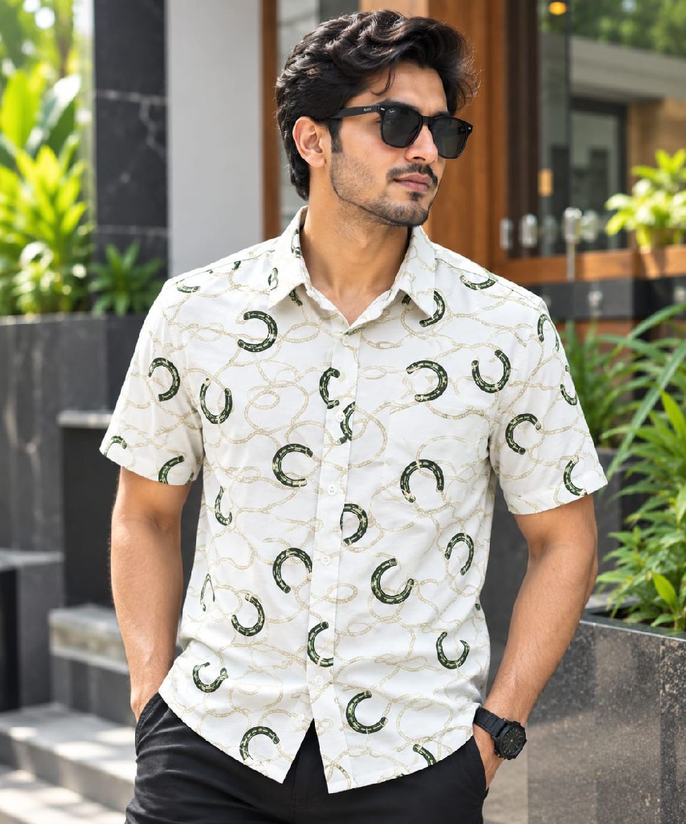 প্রিন্ট ডিজাইনের এই হাফ-স্লিভ শার্ট
