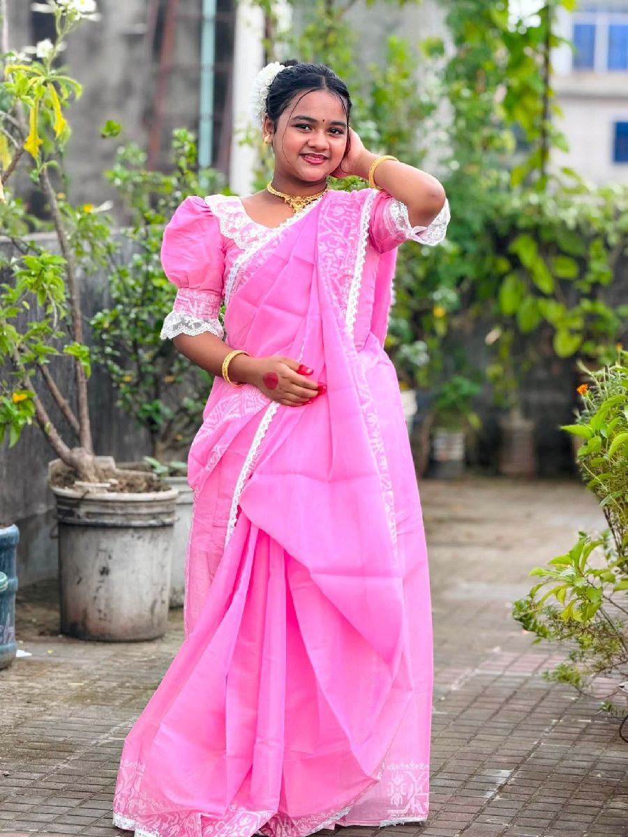 🌸 গোলাপি শাড়িতে সৌন্দর্যের মায়া—এক নজরেই মন কাড়বে! 💕✨ঐতিহ্য আর আধুনিকতার সুন্দর মেলবন্ধন। 🩷📩 অর্ডার করতে ইনবক্স করুন🛍️ Jannat Polash Store#JannatPolashStore #PinkSaree #SareeLove #DesiLook #FashionStyle 3