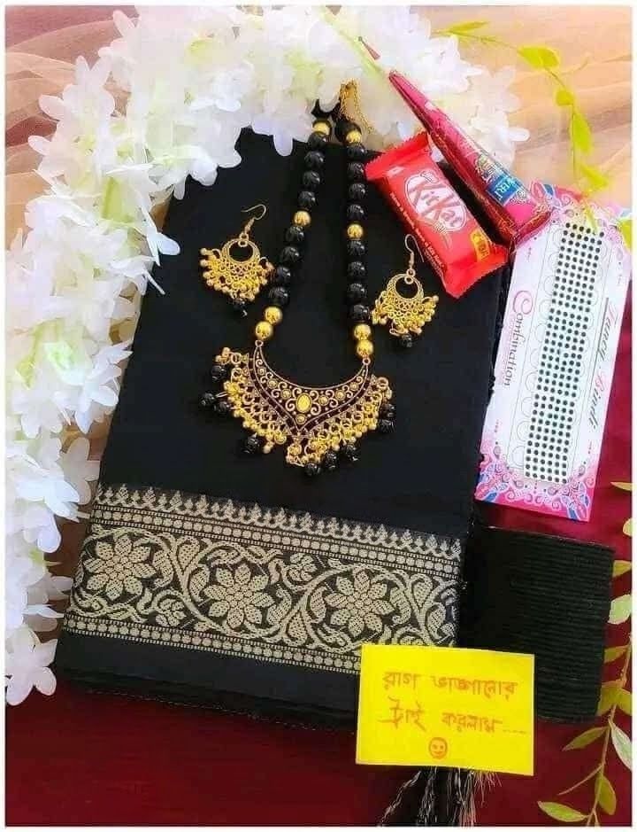 Royal Black Saree with Golden Jewelry, Bangles & Accessories Gift Combo (রয়েল ব্ল্যাক শাড়ি, গর্জিয়াস এন্টিক গহনা ও ট্র্যাডিশনাল সাজগোজ কম্বো)